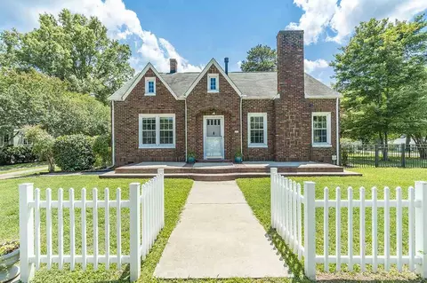 602 E Chatham St, Apex, NC 27502 photo 1