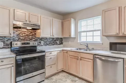 407 Gladstone Dr, Durham, NC 27703 photo 3