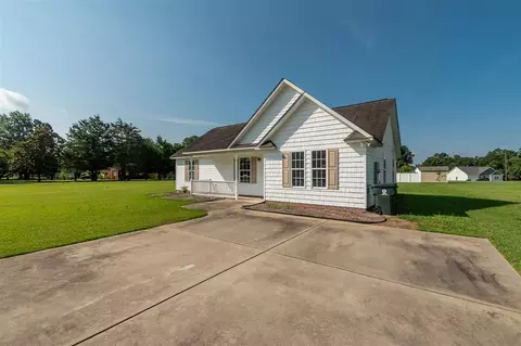 711 Denim Dr, Erwin, NC 28339 photo 2