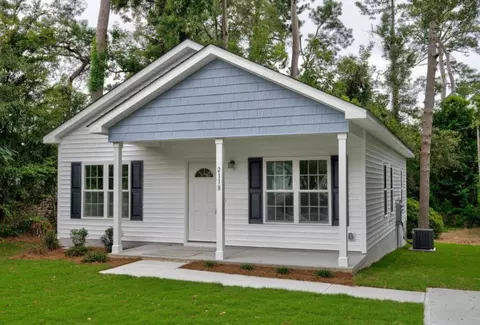 818 E Divine St, Dunn, NC 28334 photo 2