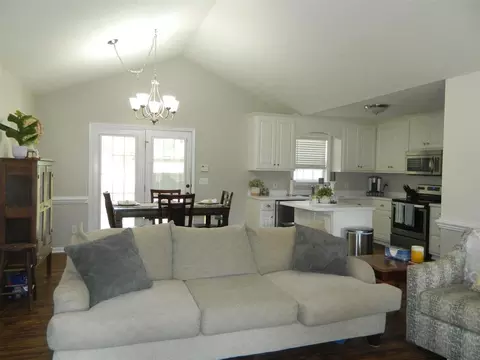 101 Phyllis Dr, Benson, NC 27504 photo 4