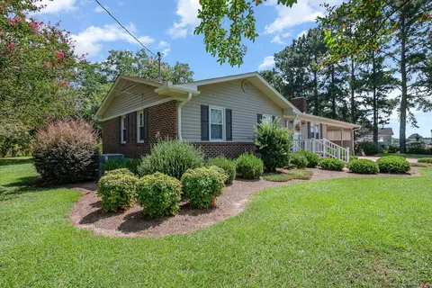306 Knollwood Dr, Pine Level, NC 27568 photo 4