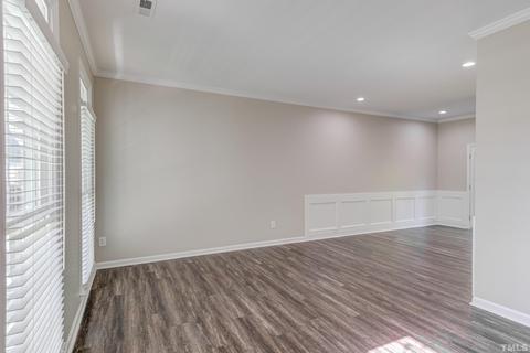 607 Crossing Dr, Durham, NC 27703 photo 4