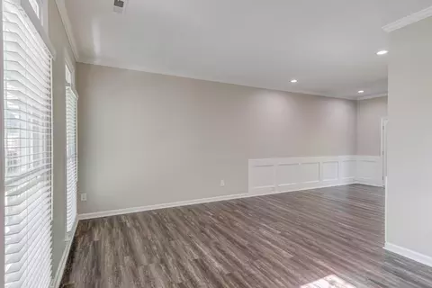 607 Crossing Dr, Durham, NC 27703 photo 4