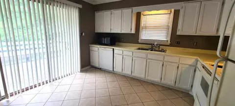 912 Dixie Dr, Selma, NC 27576 photo 8