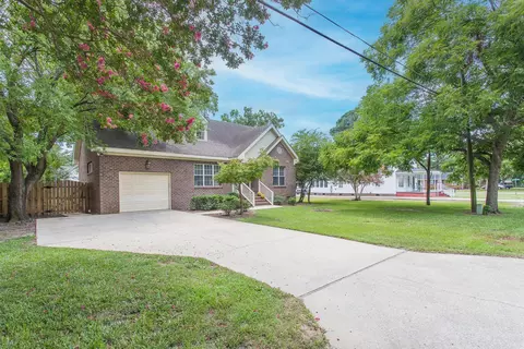 210 S Maple Ave, Kenly, NC 27542 photo 2