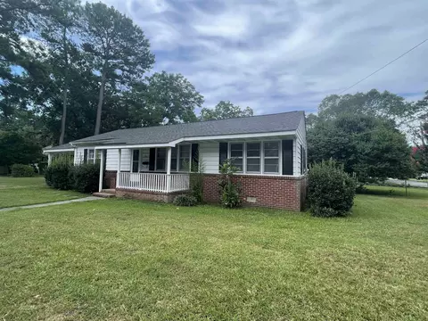 102 E Griswold St, Selma, NC 27576 photo 2