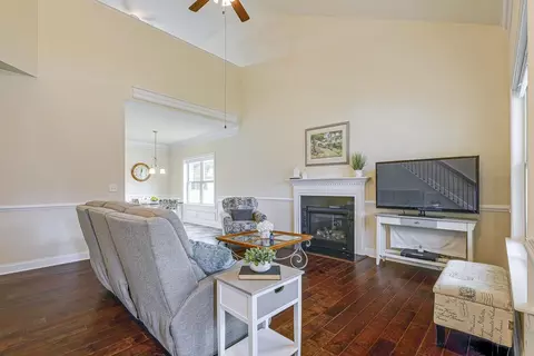 122 Colonade Ct, Benson, NC 27504 photo 5