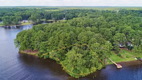 75 Lakeview Dr, Whispering Pines, NC 28327