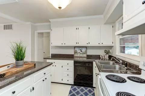 624 E Millbrook Rd, Raleigh, NC 27609 photo 5