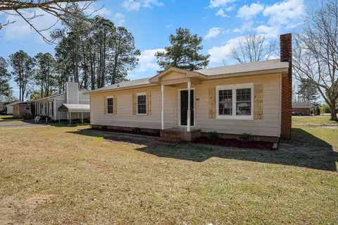 104 E Caroline Ave, Smithfield, NC 27577 photo 2