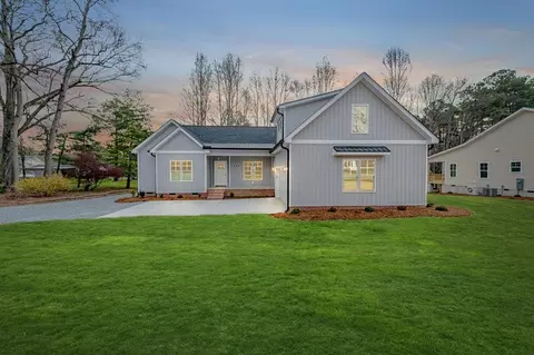 135 N Church St, Goldston, NC 27252