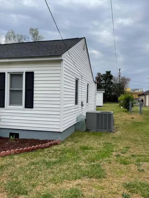 314 E Dundee St, Smithfield, NC 27577 photo 3