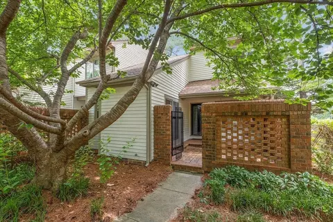15 Bloomsbury Ct, Chapel Hill, NC 27517