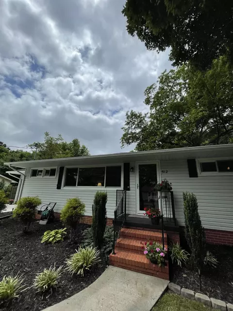 512 Hillcrest Dr, Randleman, NC 27317