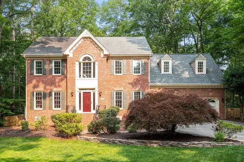 210 Stoneleigh Dr, Cary, NC 27511