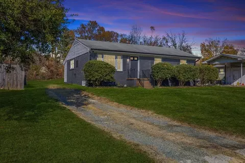 916 Morningside Dr, Burlington, NC 27217