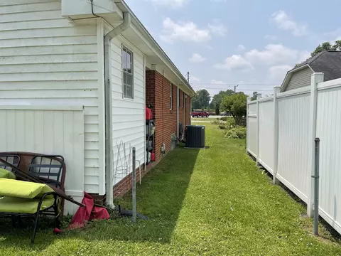 513 E Holt St, Smithfield, NC 27577 photo 4