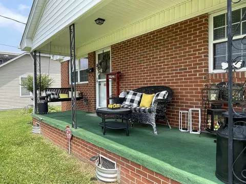 513 E Holt St, Smithfield, NC 27577 photo 2