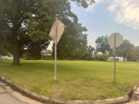 1416 Broad St, Greenville, NC 27834