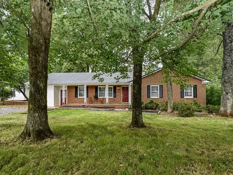 1007 Parkwood Dr, Siler City, NC 27344