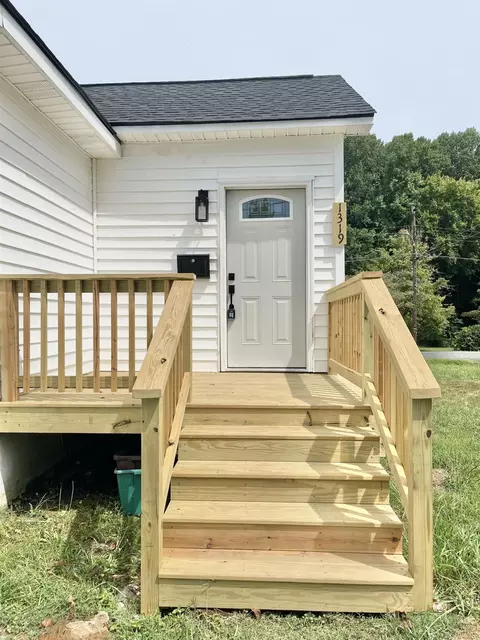 1319 Hodge St, Siler City, NC 27344
