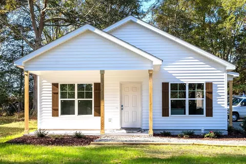 102 N Maple Ave, Kenly, NC 27542