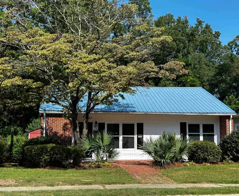 205 E Johnson St, Clinton, NC 28328