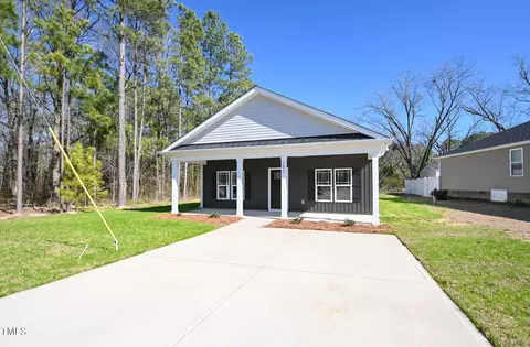 1013 E Maplewood Dr, Benson, NC 27504