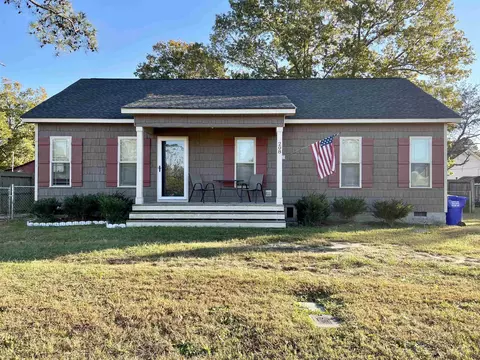 208 E Jackson St, Coats, NC 27521
