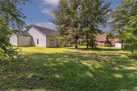 Exterior - 404 Gleneagles Ct, Fayetteville, NC 28311 photo 6 of 8