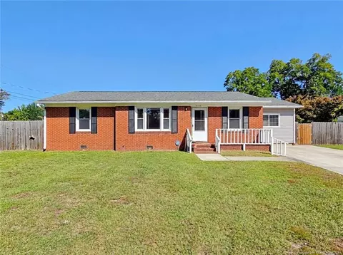 5128 Redwood Dr, Fayetteville, NC 28304
