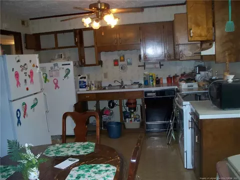 114 E Walnut St E, Bladenboro, NC 28320 photo 7
