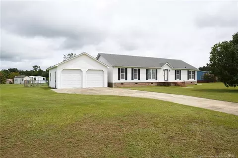110 Apache Cir, Parkton, NC 28371 photo 2