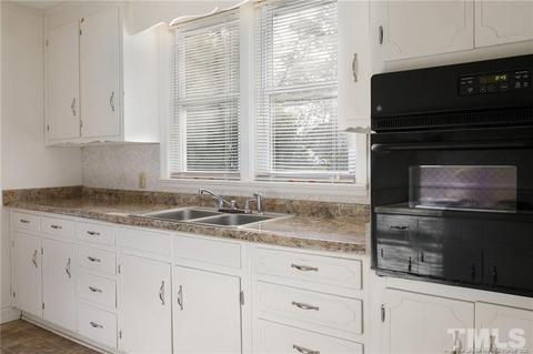 305 E Morgan St, Benson, NC 27504 photo 4