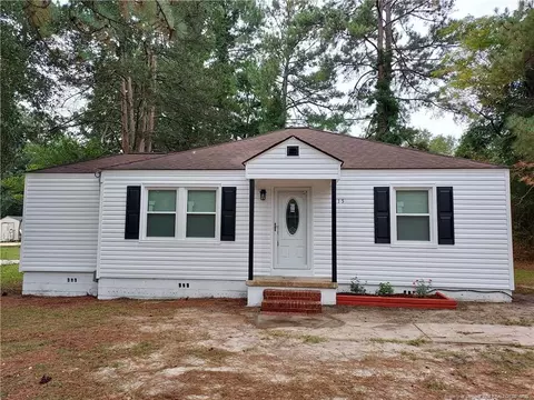 915 Colonial Ave, Aberdeen, NC 28315