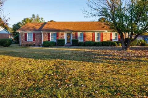 513 Jamestown Ave, Fayetteville, NC 28303