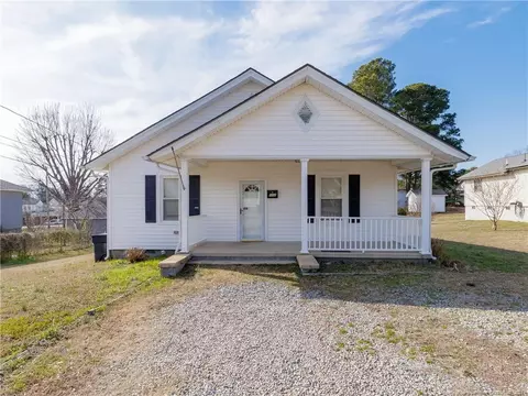 302 N 11th St, Erwin, NC 28339