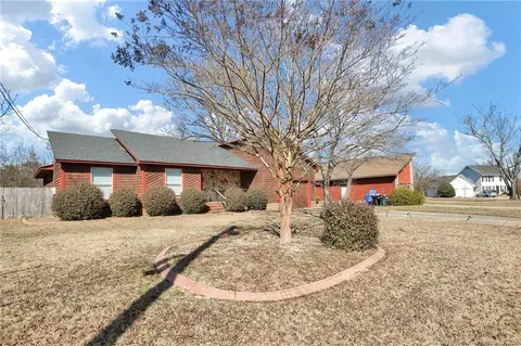 6366 Hawfield Dr, Fayetteville, NC 28303
