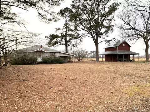 209 Bear Ln, Lumberton, NC 28360