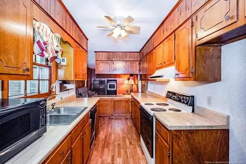 Kitchen - 752 Nc 210 Hwy E, Harrells, NC 28444 photo 2 of 4