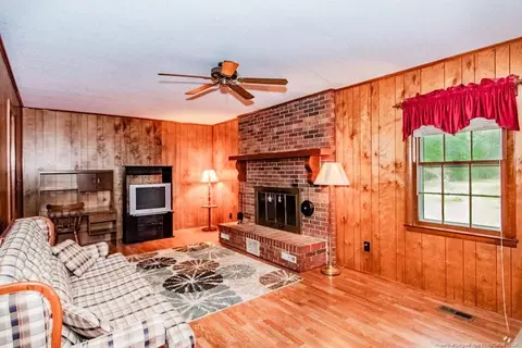 Living - 752 Nc 210 Hwy E, Harrells, NC 28444 photo 2 of 4