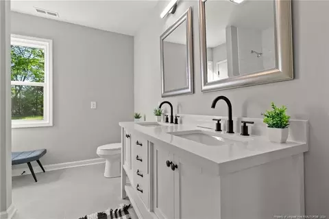 103 E Noble St, Selma, NC 27576 photo 8
