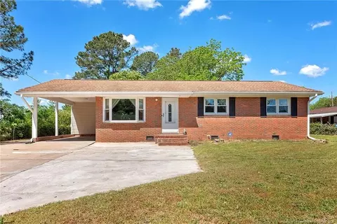 350 Sandclay Dr, Spring Lake, NC 28390