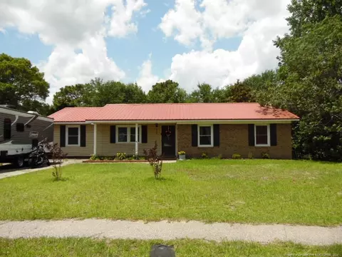 6106 Lexington Dr, Hope Mills, NC 28348