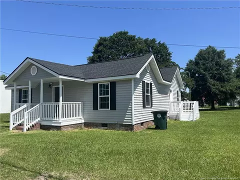 419 E Blue St, Saint Pauls, NC 28384