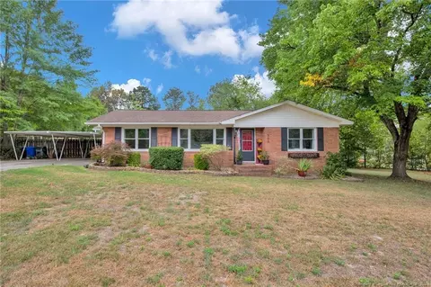 303 Decatur Dr, Fayetteville, NC 28303