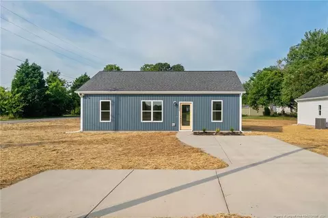 Exterior - 1022 E Harnett St, Dunn, NC 28334 photo 6 of 9