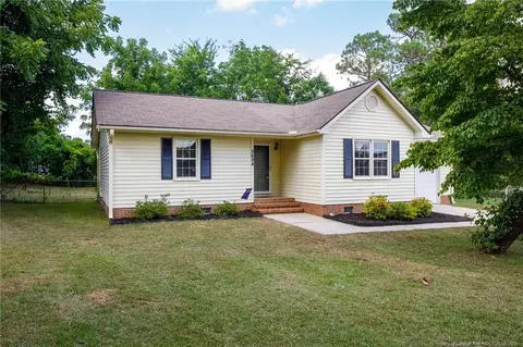 5694 Castleton Dr, Hope Mills, NC 28348