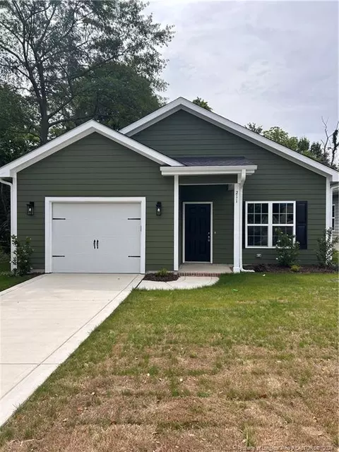 211 Elizabeth St, Spring Lake, NC 28390